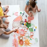 kids-painting-together-as-team